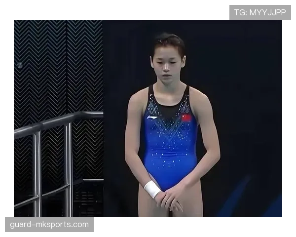 全红婵偷偷吃零食被教练抓包，下一秒直接跳水池里装失忆